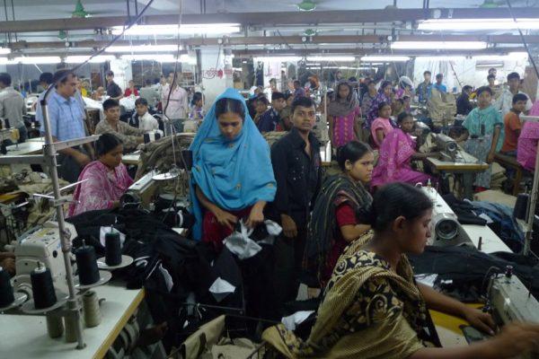 Bangladsh garment factory Länderdossiers zum Existenzlohn in Bangladesch, Kambodscha, China und Indien Kampagne für Saubere Kleidung | Clean Clothes Campaign Germany