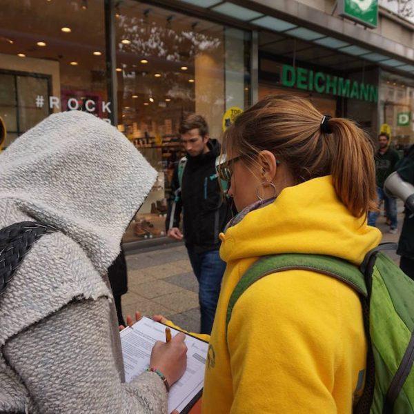 Change Your Shoes vor Deichmann in Berlin Achtung Riesenschuh 1 Change Your Shoes vor Deichmann in Berlin: Achtung, Riesenschuh! Kampagne für Saubere Kleidung | Clean Clothes Campaign Germany