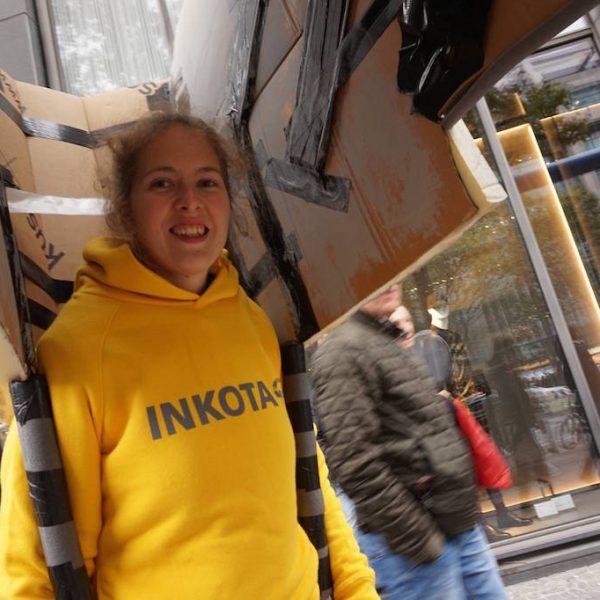 Change Your Shoes vor Deichmann in Berlin Achtung Riesenschuh 10 Change Your Shoes vor Deichmann in Berlin: Achtung, Riesenschuh! Kampagne für Saubere Kleidung | Clean Clothes Campaign Germany