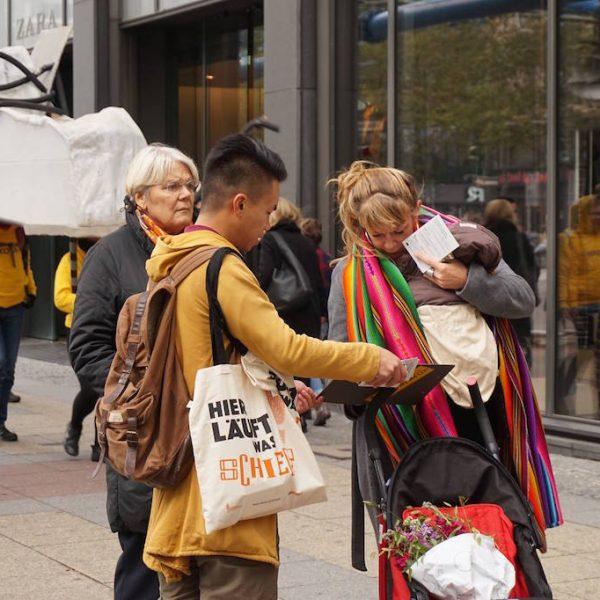 Change Your Shoes vor Deichmann in Berlin Achtung Riesenschuh 11 Change Your Shoes vor Deichmann in Berlin: Achtung, Riesenschuh! Kampagne für Saubere Kleidung | Clean Clothes Campaign Germany