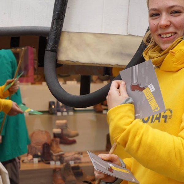 Change Your Shoes vor Deichmann in Berlin Achtung Riesenschuh 12 Change Your Shoes vor Deichmann in Berlin: Achtung, Riesenschuh! Kampagne für Saubere Kleidung | Clean Clothes Campaign Germany