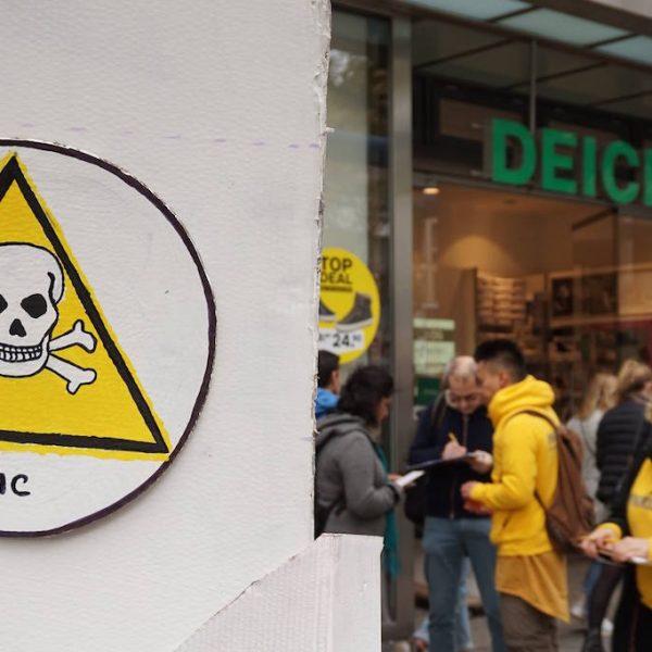 Change Your Shoes vor Deichmann in Berlin Achtung Riesenschuh 2 Change Your Shoes vor Deichmann in Berlin: Achtung, Riesenschuh! Kampagne für Saubere Kleidung | Clean Clothes Campaign Germany