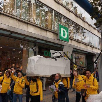 Change Your Shoes vor Deichmann in Berlin Achtung Riesenschuh 5 Change Your Shoes vor Deichmann in Berlin: Achtung, Riesenschuh! Kampagne für Saubere Kleidung | Clean Clothes Campaign Germany