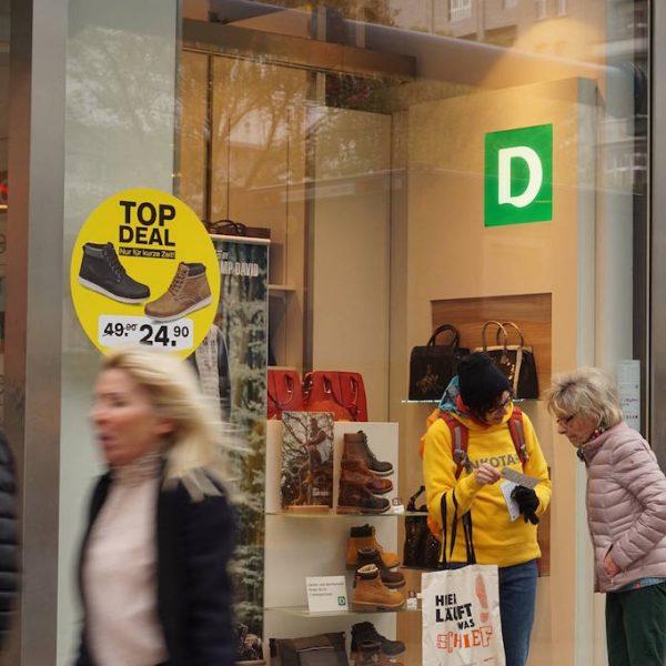 Change Your Shoes vor Deichmann in Berlin Achtung Riesenschuh 6 Change Your Shoes vor Deichmann in Berlin: Achtung, Riesenschuh! Kampagne für Saubere Kleidung | Clean Clothes Campaign Germany