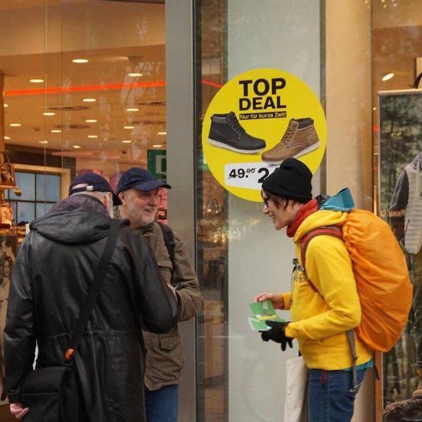 Change Your Shoes vor Deichmann in Berlin Achtung Riesenschuh 7 Change Your Shoes vor Deichmann in Berlin: Achtung, Riesenschuh! Kampagne für Saubere Kleidung | Clean Clothes Campaign Germany