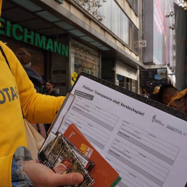 Change Your Shoes vor Deichmann in Berlin Achtung Riesenschuh 8 Change Your Shoes vor Deichmann in Berlin: Achtung, Riesenschuh! Kampagne für Saubere Kleidung | Clean Clothes Campaign Germany