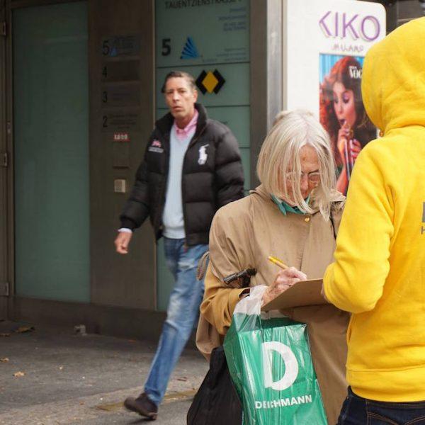 Change Your Shoes vor Deichmann in Berlin Achtung Riesenschuh 9 Change Your Shoes vor Deichmann in Berlin: Achtung, Riesenschuh! Kampagne für Saubere Kleidung | Clean Clothes Campaign Germany