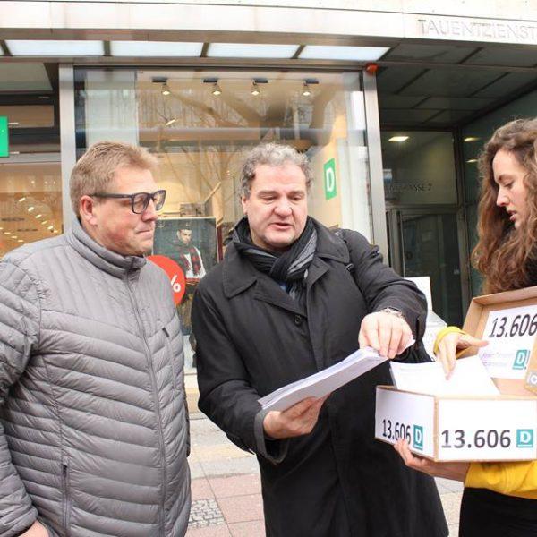 Transparenz statt Versteckspiel - Proteste sind angekommen 4 Transparenz statt Versteckspiel Proteste sind angekommen 3 Transparenz statt Versteckspiel - Proteste sind angekommen Kampagne für Saubere Kleidung | Clean Clothes Campaign Germany