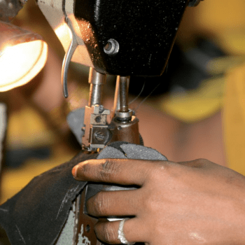 Wie Banken Menschenrechtsstandards & Umweltnormen bei der Schuhherstellung übergehen 1 Auf leisen Sohlen Wie Banken Menschenrechtsstandards & Umweltnormen bei der Schuhherstellung übergehen Kampagne für Saubere Kleidung | Clean Clothes Campaign Germany