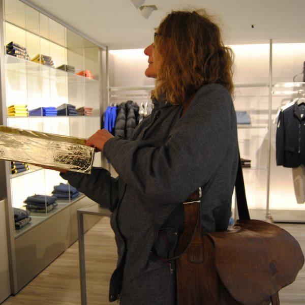 70.000 Menschen fordern Armani und Primark auf, ihre Lieferketten offenzulegen 8 20180109 Armani@Hannover 03X 70.000 Menschen fordern Armani und Primark auf, ihre Lieferketten offenzulegen Kampagne für Saubere Kleidung | Clean Clothes Campaign Germany