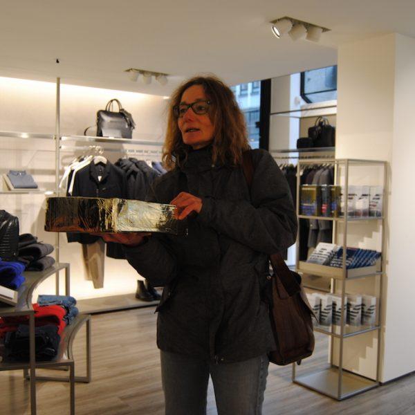 70.000 Menschen fordern Armani und Primark auf, ihre Lieferketten offenzulegen 2 20180109 Armani@Hannover 04 70.000 Menschen fordern Armani und Primark auf, ihre Lieferketten offenzulegen Kampagne für Saubere Kleidung | Clean Clothes Campaign Germany