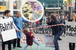 ReverseLimbo 10 Kampagne NÄHERINNEN VERDIENEN MEHR. EXISTENZLOHN FÜR ALLE! gestartet Kampagne für Saubere Kleidung | Clean Clothes Campaign Germany