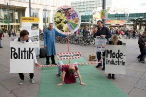 ReverseLimbo 11 e1522162041455 Kampagne NÄHERINNEN VERDIENEN MEHR. EXISTENZLOHN FÜR ALLE! gestartet Kampagne für Saubere Kleidung | Clean Clothes Campaign Germany