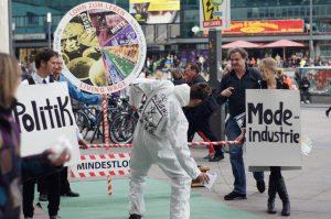 ReverseLimbo 3 Kampagne NÄHERINNEN VERDIENEN MEHR. EXISTENZLOHN FÜR ALLE! gestartet Kampagne für Saubere Kleidung | Clean Clothes Campaign Germany