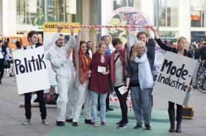 ReverseLimbo 4 Kampagne NÄHERINNEN VERDIENEN MEHR. EXISTENZLOHN FÜR ALLE! gestartet Kampagne für Saubere Kleidung | Clean Clothes Campaign Germany