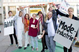 ReverseLimbo 7 Kampagne NÄHERINNEN VERDIENEN MEHR. EXISTENZLOHN FÜR ALLE! gestartet Kampagne für Saubere Kleidung | Clean Clothes Campaign Germany