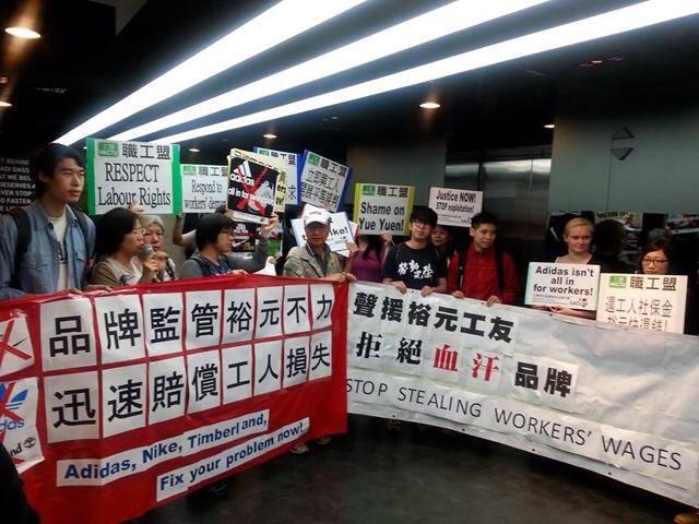 China: Mehr als 40.000 ArbeiterInnen streiken für soziale Sicherheit 2 adidas YueYuen HongKong1 1 China: Mehr als 40.000 ArbeiterInnen streiken für soziale Sicherheit Kampagne für Saubere Kleidung | Clean Clothes Campaign Germany