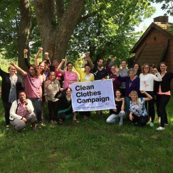2. Runde für Schulungsreihe FairCademy zu "Mode und Menschenrechte" 3 Gruppenfoto FairCademy 2. Runde für Schulungsreihe FairCademy zu "Mode und Menschenrechte" Kampagne für Saubere Kleidung | Clean Clothes Campaign Germany