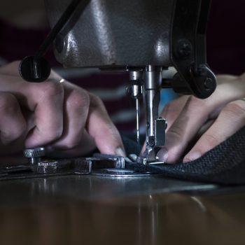 Eine Nähmaschine in Nahaufnahme.