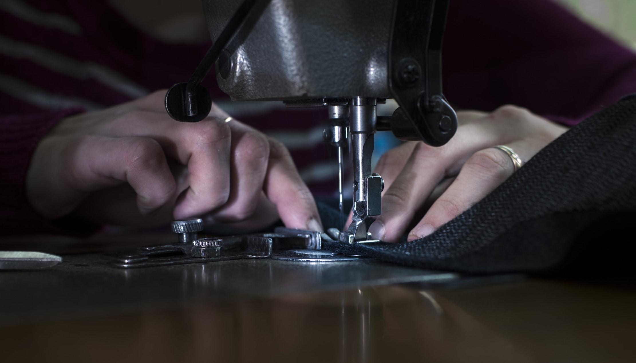 Serbien 39 Eine Nähmaschine in Nahaufnahme.