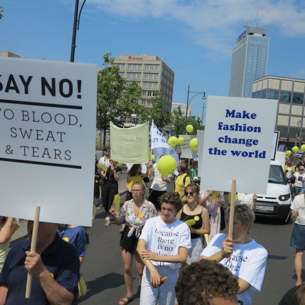 #FairFashionMove: Demo für Menschenrechte und Nachhaltigkeit 13 FairFashionMove Menschenrechte und Nachhaltigkeit sind mehr wert als Fast Fashion und Style 11 #FairFashionMove: Demo für Menschenrechte und Nachhaltigkeit Kampagne für Saubere Kleidung | Clean Clothes Campaign Germany