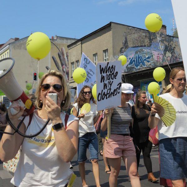 #FairFashionMove: Demo für Menschenrechte und Nachhaltigkeit 11 FairFashionMove Menschenrechte und Nachhaltigkeit sind mehr wert als Fast Fashion und Style 13 #FairFashionMove: Demo für Menschenrechte und Nachhaltigkeit Kampagne für Saubere Kleidung | Clean Clothes Campaign Germany