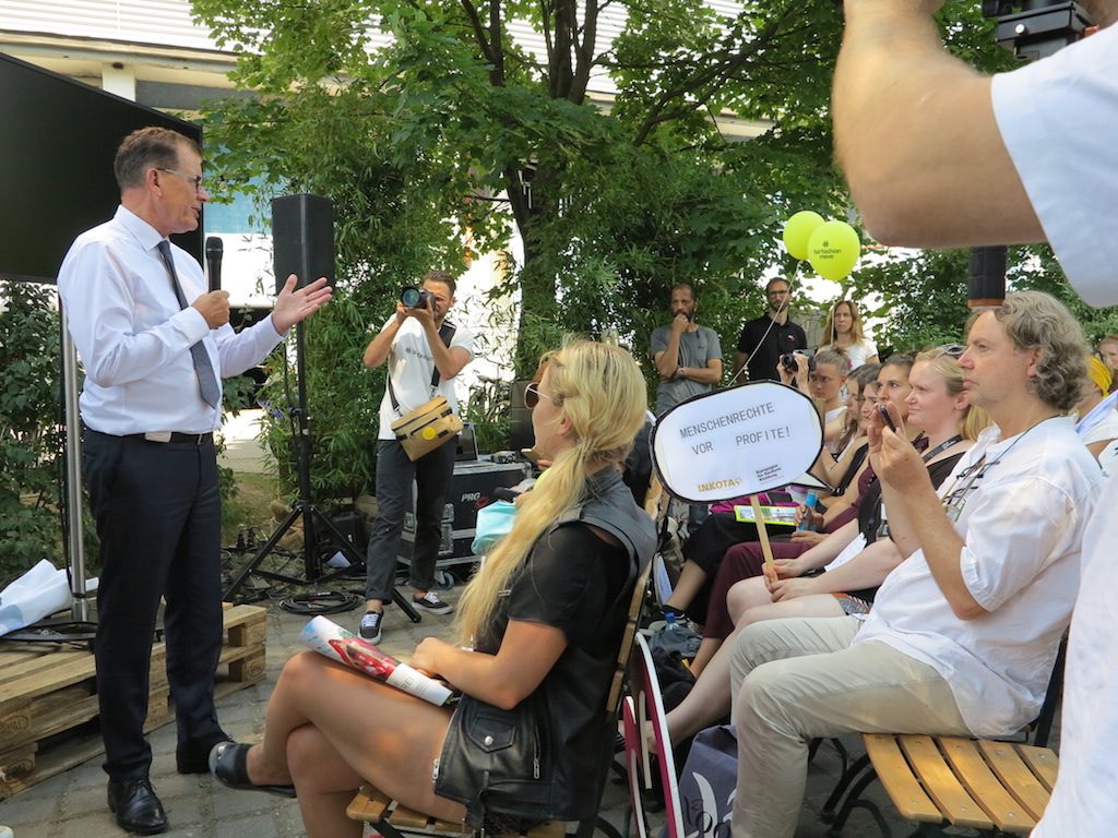 #FairFashionMove: Demo für Menschenrechte und Nachhaltigkeit 4 FairFashionMove Menschenrechte und Nachhaltigkeit sind mehr wert als Fast Fashion und Style 2 #FairFashionMove: Demo für Menschenrechte und Nachhaltigkeit Kampagne für Saubere Kleidung | Clean Clothes Campaign Germany