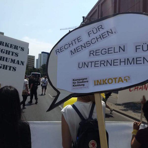 #FairFashionMove: Demo für Menschenrechte und Nachhaltigkeit 10 FairFashionMove Menschenrechte und Nachhaltigkeit sind mehr wert als Fast Fashion und Style 21 #FairFashionMove: Demo für Menschenrechte und Nachhaltigkeit Kampagne für Saubere Kleidung | Clean Clothes Campaign Germany