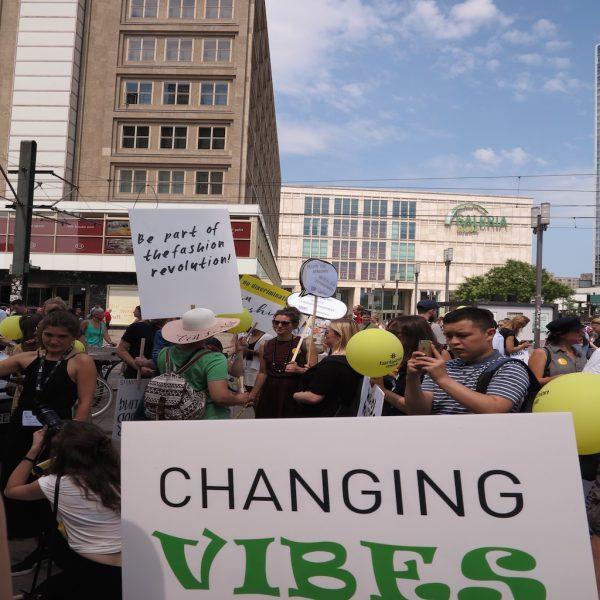 #FairFashionMove: Demo für Menschenrechte und Nachhaltigkeit 20 FairFashionMove Menschenrechte und Nachhaltigkeit sind mehr wert als Fast Fashion und Style 3 #FairFashionMove: Demo für Menschenrechte und Nachhaltigkeit Kampagne für Saubere Kleidung | Clean Clothes Campaign Germany