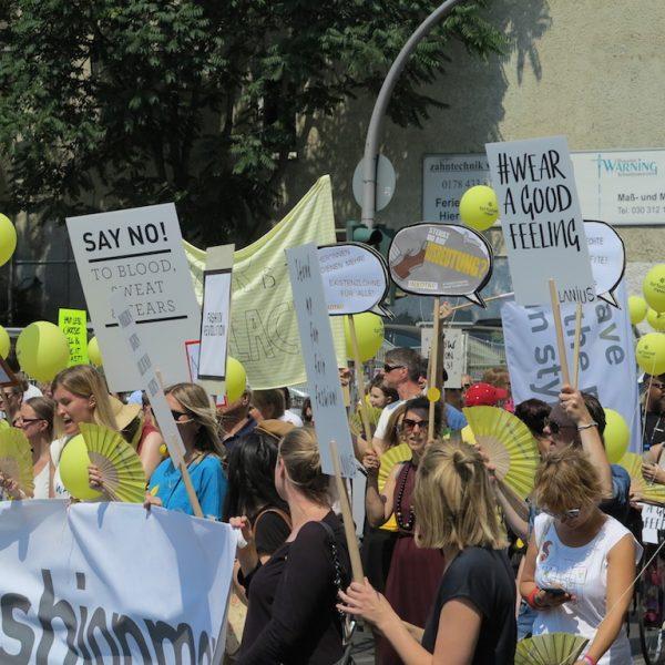 #FairFashionMove: Demo für Menschenrechte und Nachhaltigkeit 19 FairFashionMove Menschenrechte und Nachhaltigkeit sind mehr wert als Fast Fashion und Style 4 #FairFashionMove: Demo für Menschenrechte und Nachhaltigkeit Kampagne für Saubere Kleidung | Clean Clothes Campaign Germany