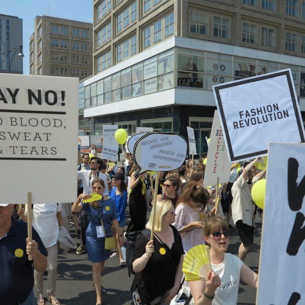 #FairFashionMove: Demo für Menschenrechte und Nachhaltigkeit 16 FairFashionMove Menschenrechte und Nachhaltigkeit sind mehr wert als Fast Fashion und Style 8 #FairFashionMove: Demo für Menschenrechte und Nachhaltigkeit Kampagne für Saubere Kleidung | Clean Clothes Campaign Germany