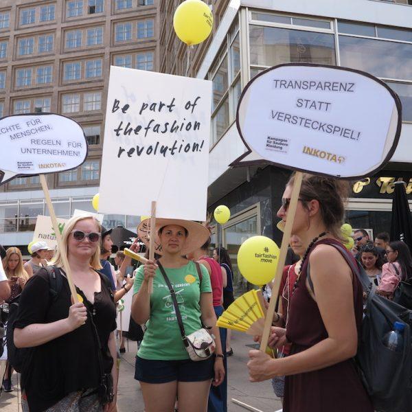 #FairFashionMove: Demo für Menschenrechte und Nachhaltigkeit 15 FairFashionMove Menschenrechte und Nachhaltigkeit sind mehr wert als Fast Fashion und Style 9 #FairFashionMove: Demo für Menschenrechte und Nachhaltigkeit Kampagne für Saubere Kleidung | Clean Clothes Campaign Germany