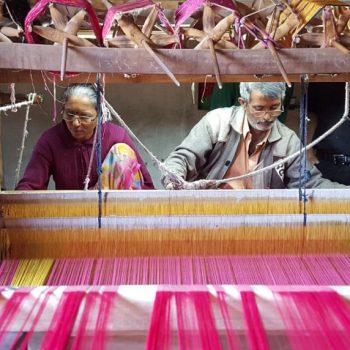Heimarbeit in Gujarat Indien Kein Arbeitsvertrag keine soziale Absicherung Hungerlöhne. Ein Mann und eine Frau an einem Webstuhl. Foto Dietrich Weinbrenner copy Mode um jeden Preis? Menschenrechte in der Textilindustrie Kampagne für Saubere Kleidung | Clean Clothes Campaign Germany