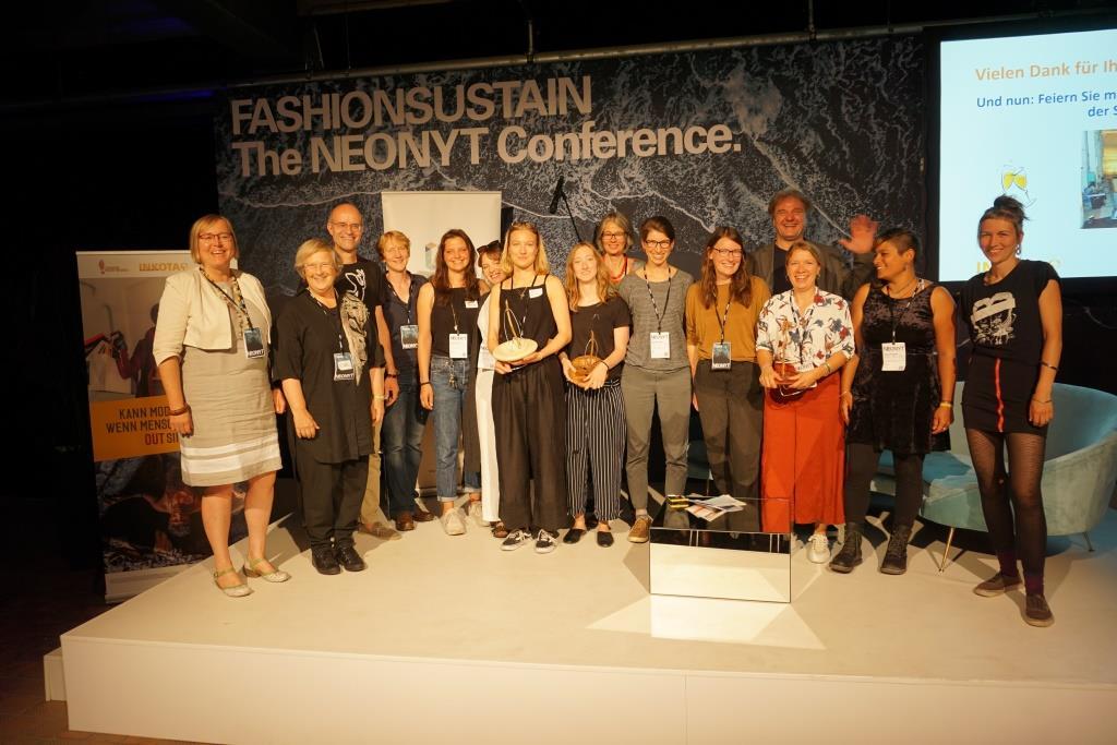 CCC-Regionalgruppen mit Aktionspreis „Spitze Nadel“ für Turn Around H&M gewürdigt 2 Alle PreisträgerInnen und Jury 1 CCC-Regionalgruppen mit Aktionspreis „Spitze Nadel“ für Turn Around H&M gewürdigt Kampagne für Saubere Kleidung | Clean Clothes Campaign Germany