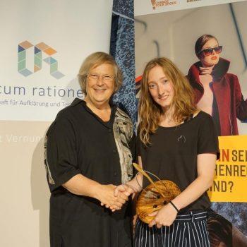 CCC-Regionalgruppen mit Aktionspreis „Spitze Nadel“ für Turn Around H&M gewürdigt 1 Preisübergabe Bärbel Höhn an Turn Around HM 12 CCC-Regionalgruppen mit Aktionspreis „Spitze Nadel“ für Turn Around H&M gewürdigt Kampagne für Saubere Kleidung | Clean Clothes Campaign Germany