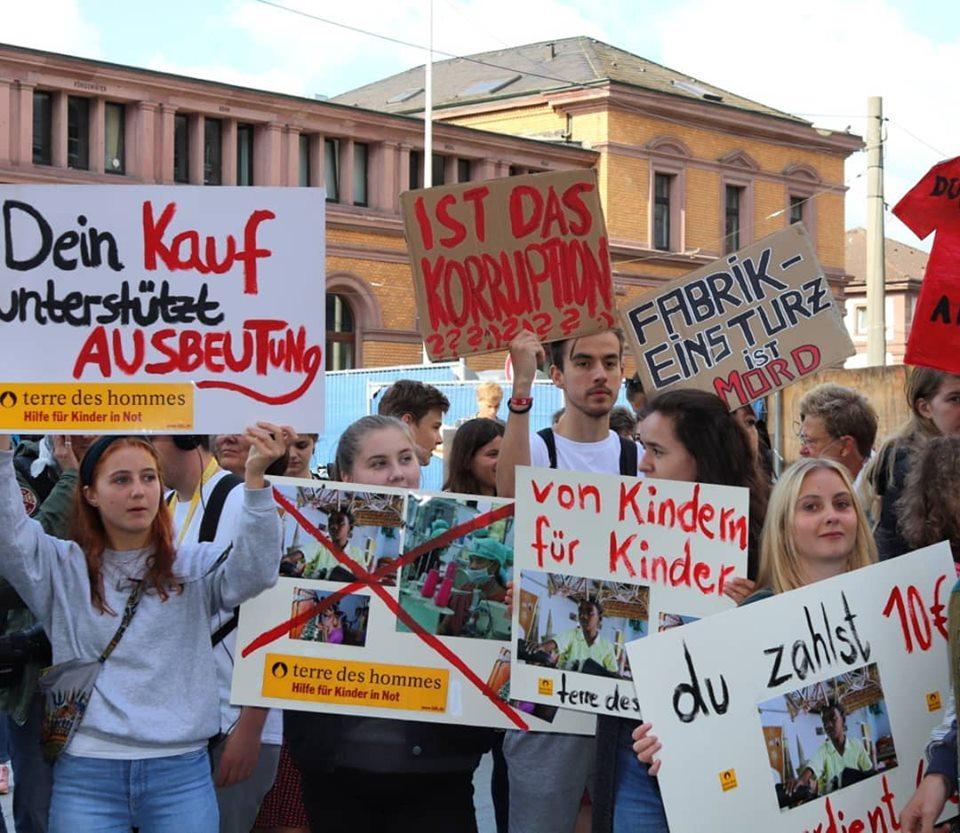 Besser leben ohne Primark - Protest gegen Filiale-Eröffnung in Bonn 3 Besser Leben Ohne Primark cFEMNET 1 Besser leben ohne Primark - Protest gegen Filiale-Eröffnung in Bonn Kampagne für Saubere Kleidung | Clean Clothes Campaign Germany