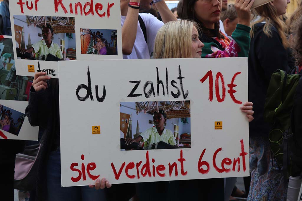 Besser leben ohne Primark - Protest gegen Filiale-Eröffnung in Bonn 7 Hungerloehne cFEMNET Besser leben ohne Primark - Protest gegen Filiale-Eröffnung in Bonn Kampagne für Saubere Kleidung | Clean Clothes Campaign Germany