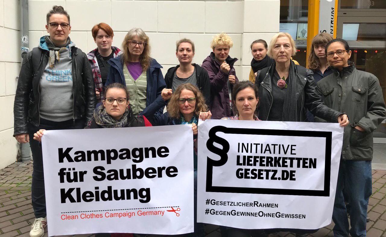Clean Friday- Aktionsaufruf: Lieferkettengesetz jetzt! 2 2019 10 20 CCC Workshop Gruppenphoto Kopie Clean Friday- Aktionsaufruf: Lieferkettengesetz jetzt! Kampagne für Saubere Kleidung | Clean Clothes Campaign Germany