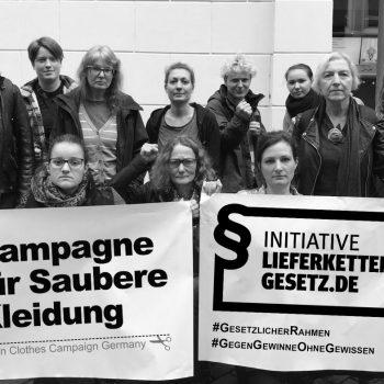 Clean Friday- Aktionsaufruf: Lieferkettengesetz jetzt! 1 2019 10 20 CCC Workshop Gruppenphoto Kopie SW Clean Friday- Aktionsaufruf: Lieferkettengesetz jetzt! Kampagne für Saubere Kleidung | Clean Clothes Campaign Germany