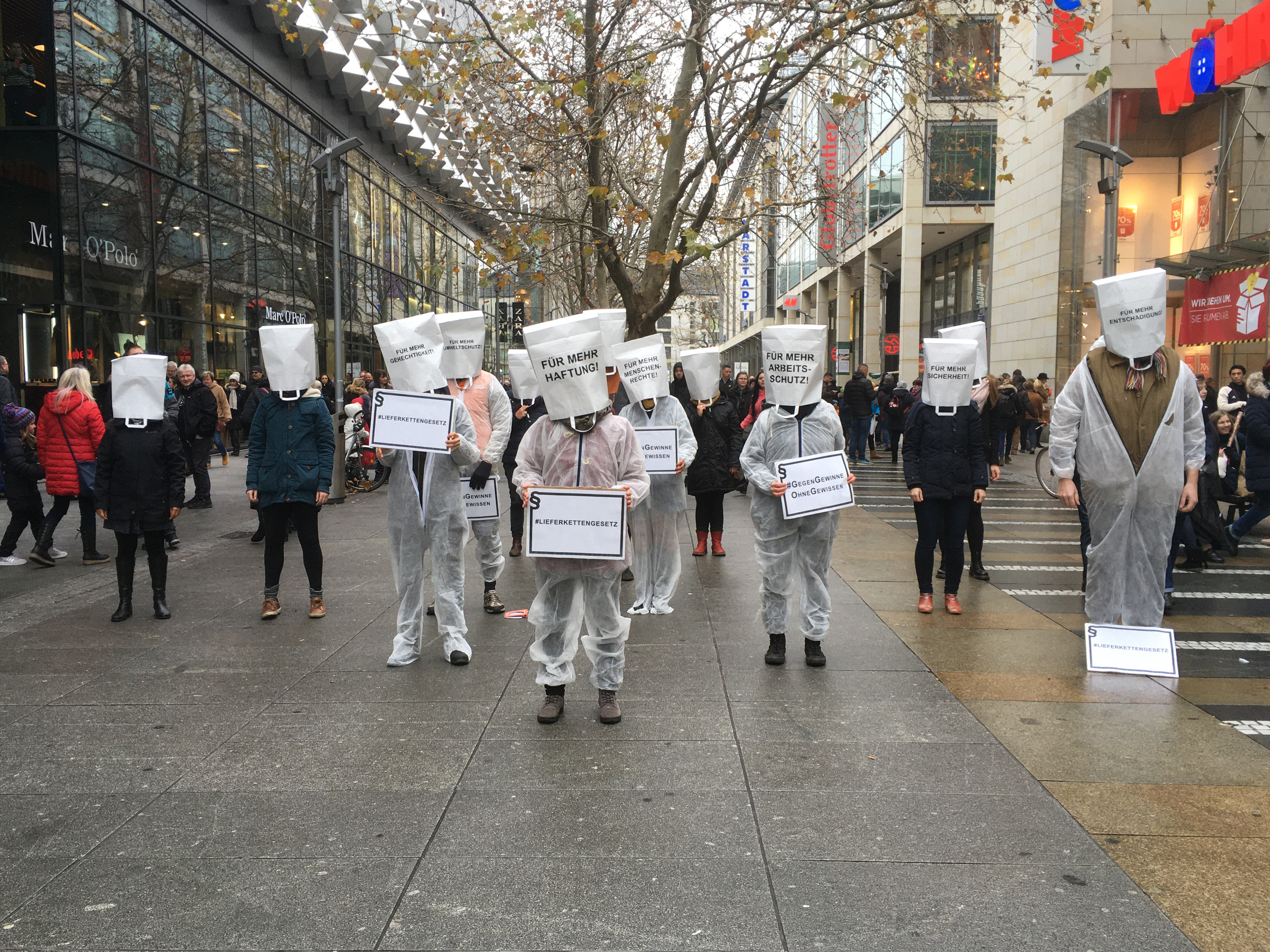 CLEAN FRIDAY: Bundesweite Aktionen gegen Gewinne ohne Gewissen 3 Dresden CLEAN FRIDAY: Bundesweite Aktionen gegen Gewinne ohne Gewissen Kampagne für Saubere Kleidung | Clean Clothes Campaign Germany