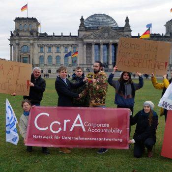 Bundesregierung erhält “Goldenen Ausbeuter” 2 Uebergabe Petition Goldener Ausbeuter Bundeswehr Kleidung CIR 2020 01 twitter facebook2 Bundesregierung erhält “Goldenen Ausbeuter” Kampagne für Saubere Kleidung | Clean Clothes Campaign Germany