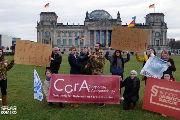 Uebergabe Petition Goldener Ausbeuter Bundeswehr Kleidung CIR 2020 01 twitter facebook2 Bundesregierung erhält “Goldenen Ausbeuter” Kampagne für Saubere Kleidung | Clean Clothes Campaign Germany