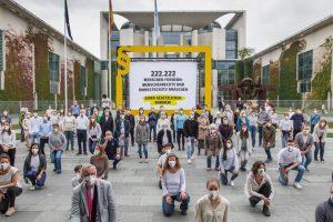 Mehr als 222.222 Unterschriften Initiative Lieferkettengesetz protestiert vor dem Bundeskanzleramt Aktiv werden! Kampagne für Saubere Kleidung | Clean Clothes Campaign Germany