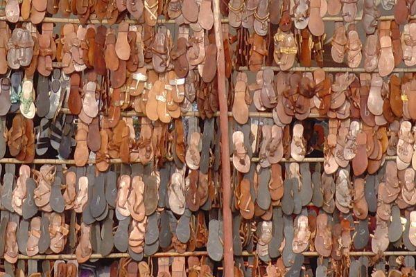 Wenn aus zu wenig fast nichts wird: Auswirkungen der Pandemie auf Arbeiter*innen in Indien 15 Schuhe Indien c Klaus Nahr Wenn aus zu wenig fast nichts wird: Auswirkungen der Pandemie auf Arbeiter*innen in Indien Kampagne für Saubere Kleidung | Clean Clothes Campaign Germany