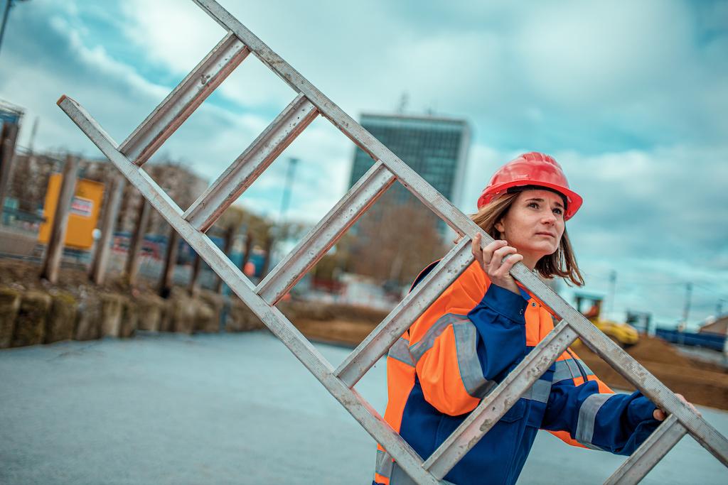 Frau mit Leiter c Stefan Klübert copy Karlsruhe beschafft fair – mit der Unterstützung von FEMNET Kampagne für Saubere Kleidung | Clean Clothes Campaign Germany