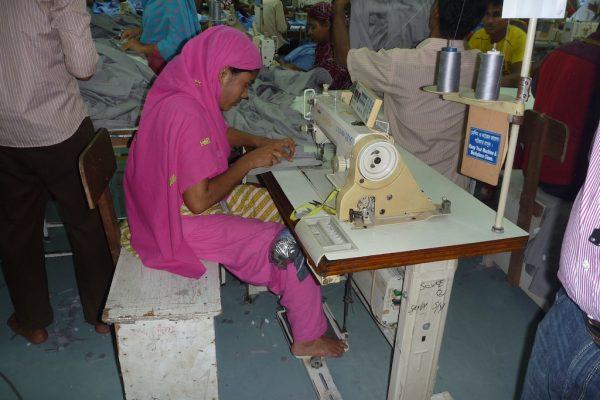 Naeherin barfuss Bangladesch c FEMNET copy Die Corona-Pandemie in Bangladesch und Indien: Zahlen geben weiteren Einblick in die Folgen der Krise Kampagne für Saubere Kleidung | Clean Clothes Campaign Germany