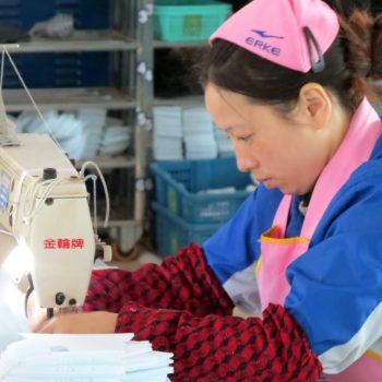 Zwangsarbeit in Xinjiang – eine Herausforderung für viele Branchen 1 Arbeiterin in einer Schuhfabrik des chinesischen Unternehmens Erke Foto Fritz Hofmann Zwangsarbeit in Xinjiang – eine Herausforderung für viele Branchen Kampagne für Saubere Kleidung | Clean Clothes Campaign Germany