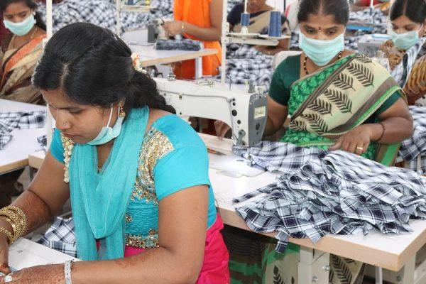 Naeherinnen FEMNET Zalando und die Zulieferer: Der Online-Händler weist wenig Konkretes vor, wenn es um Arbeitsrechte geht Kampagne für Saubere Kleidung | Clean Clothes Campaign Germany