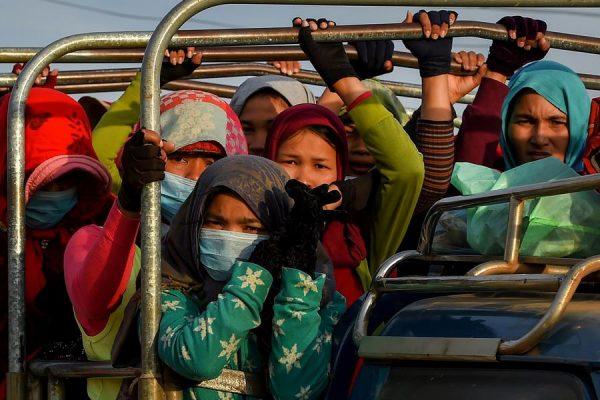 109 Mio. Dollar Lohndiebstahl: Modefirmen lassen Textilarbeiter*innen in der Pandemie im Stich 4 csm c AFP GettyImages CAMBODIA ECONOMY LABOUR TEXTILE WORKERS COMMUTE HD 4c55478f76 109 Mio. Dollar Lohndiebstahl: Modefirmen lassen Textilarbeiter*innen in der Pandemie im Stich Kampagne für Saubere Kleidung | Clean Clothes Campaign Germany