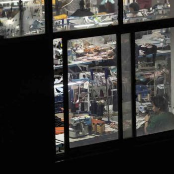 75-Stunden-Woche für "Shein": Public Eye blickt hinter die Glitzerkulisse des chinesischen Online-Moderiesen 1 Panos Pictures Public Eye Fabrik 75-Stunden-Woche für "Shein": Public Eye blickt hinter die Glitzerkulisse des chinesischen Online-Moderiesen Kampagne für Saubere Kleidung | Clean Clothes Campaign Germany